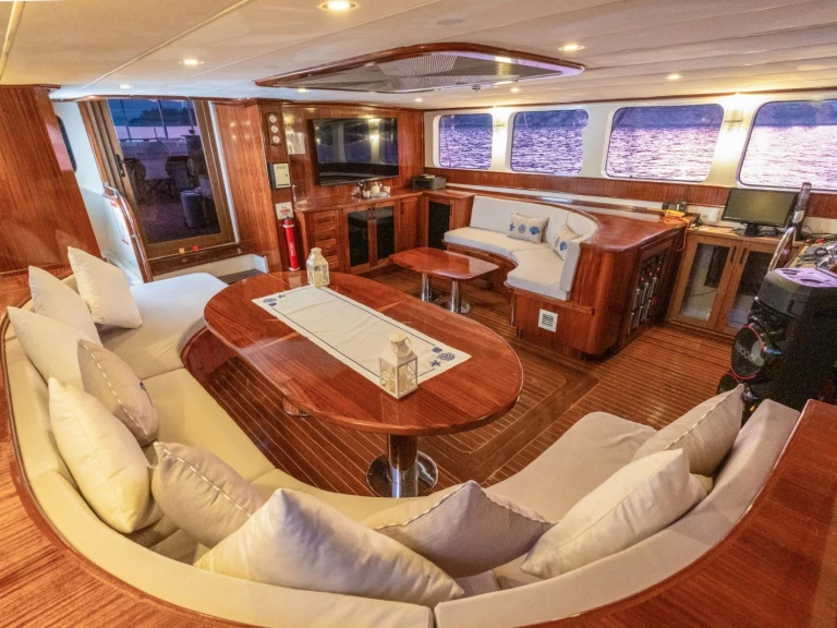 Sailboat for rent Göcek at the best price