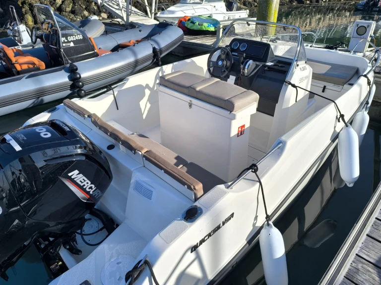 Bareboat Rental Motorboat Quicksilver with a boat licence