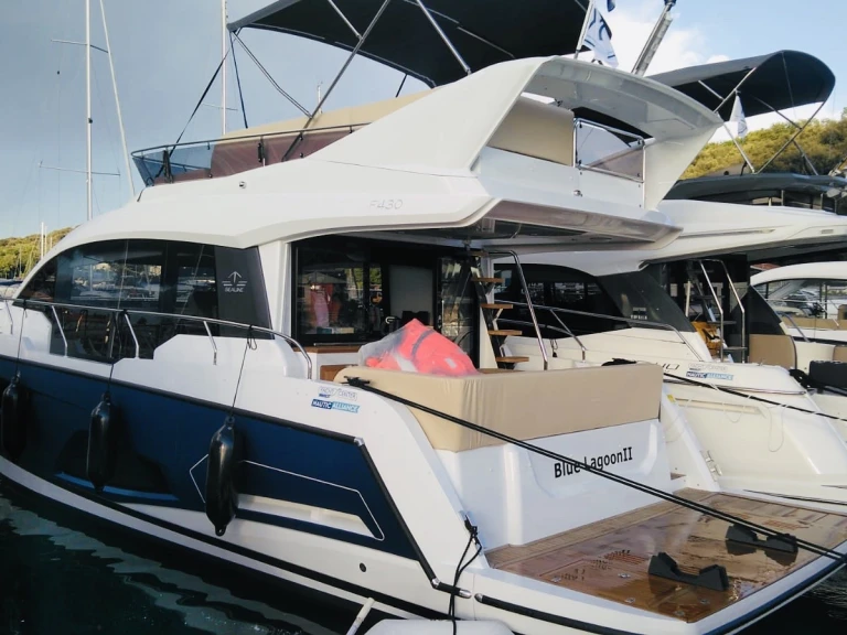 Luxury Yacht rental with or without captain Sealine Pula