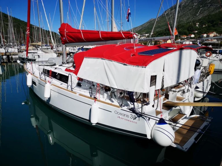 Rent a Bénéteau Oceanis 38.1 Komolac