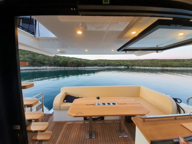 Luxury Yacht rental with or without captain Sealine Pula