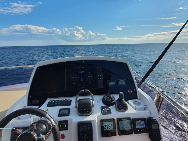 Bareboat Rental Luxury Yacht Sealine with a boat licence