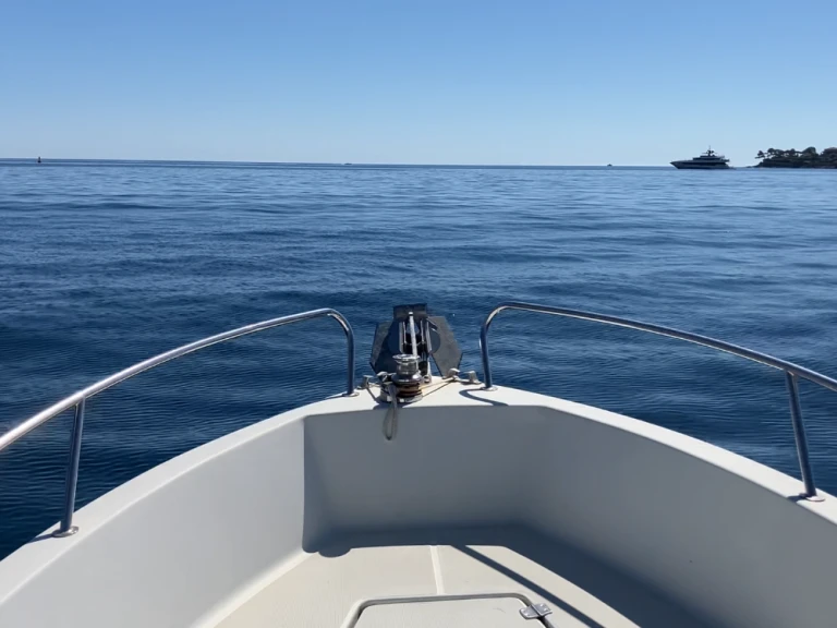 Motorboat rental with or without captain Jeanneau France
