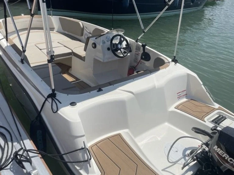 Motorboat rental with or without captain Quicksilver Marseille