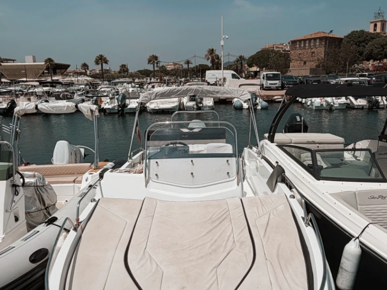 Bareboat Rental Motorboat Bénéteau with a boat licence