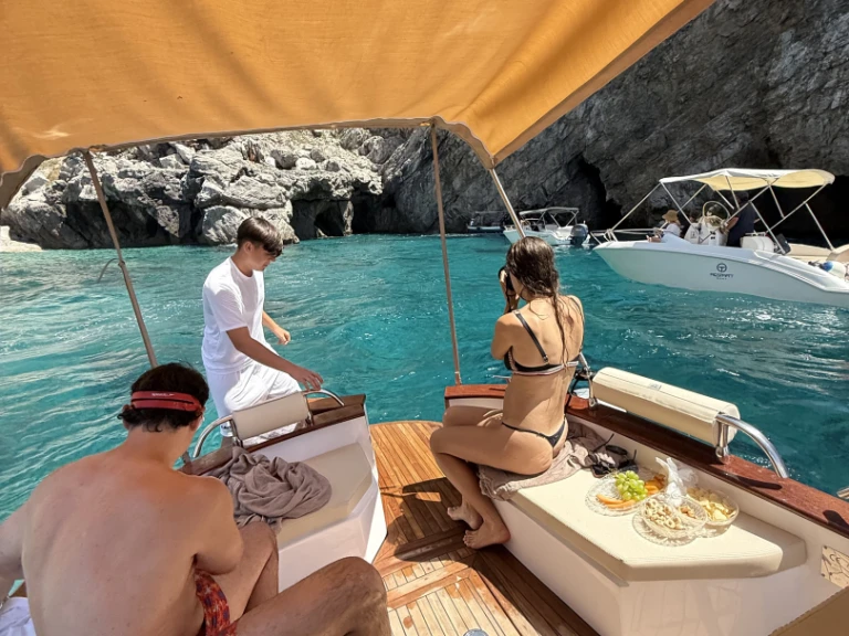 Yacht charter Capri cheap 8,50 GOZZO