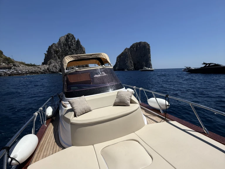 Motorboat rental with or without captain Mimi Capri