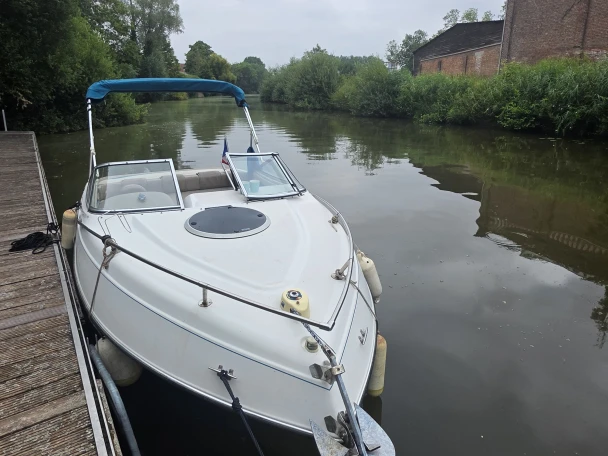 Bareboat Rental Motorboat Four Winns with a boat licence