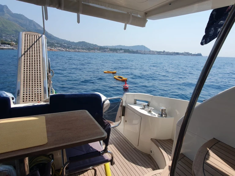 Azimut Azimut 46 Fly in La Maddalena on SamBoat
