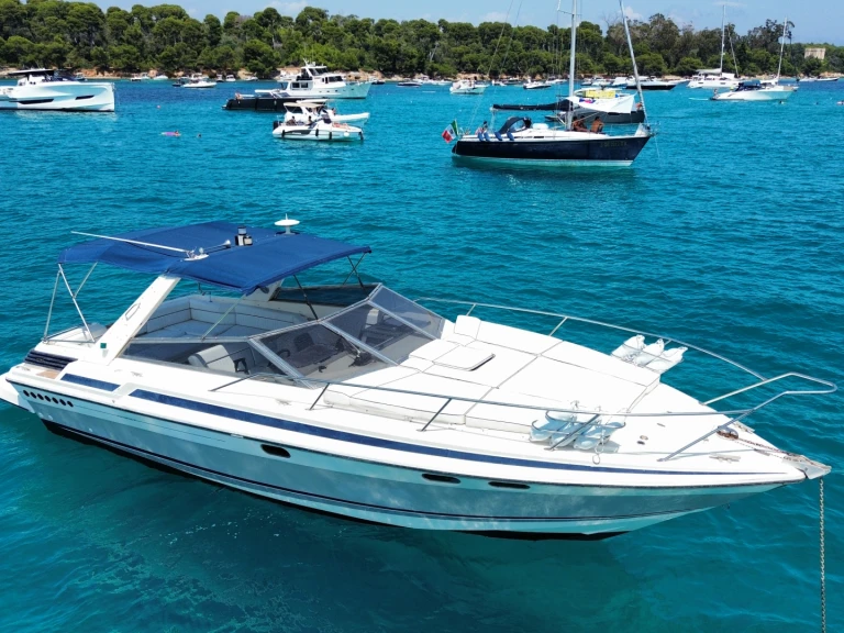 Bareboat Rental Motorboat Sunseeker with a boat licence