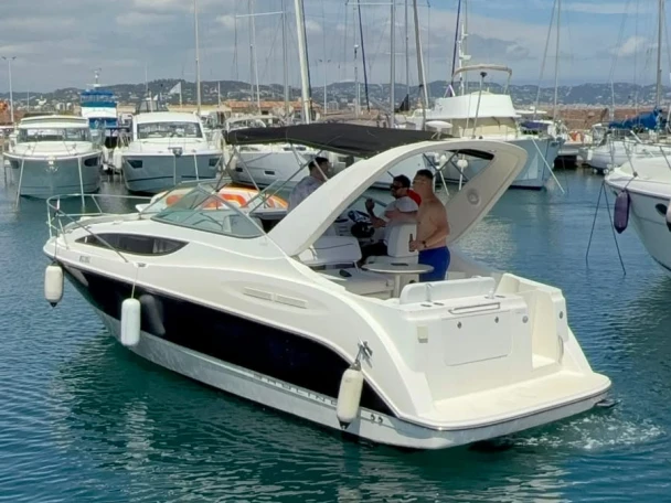 Boat rental Bayliner Bayliner 285 Cruiser in Nice on Samboat