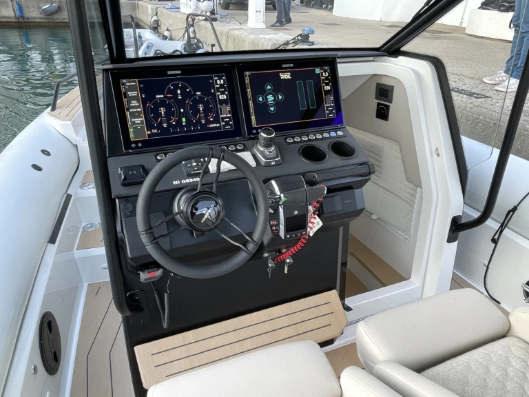 Boat rental Highfield ADV9 in La Trinité-sur-Mer on Samboat