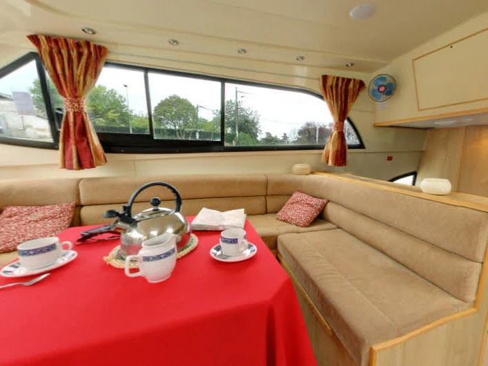 Motorboat rental with or without captain Le Boat Trèbes
