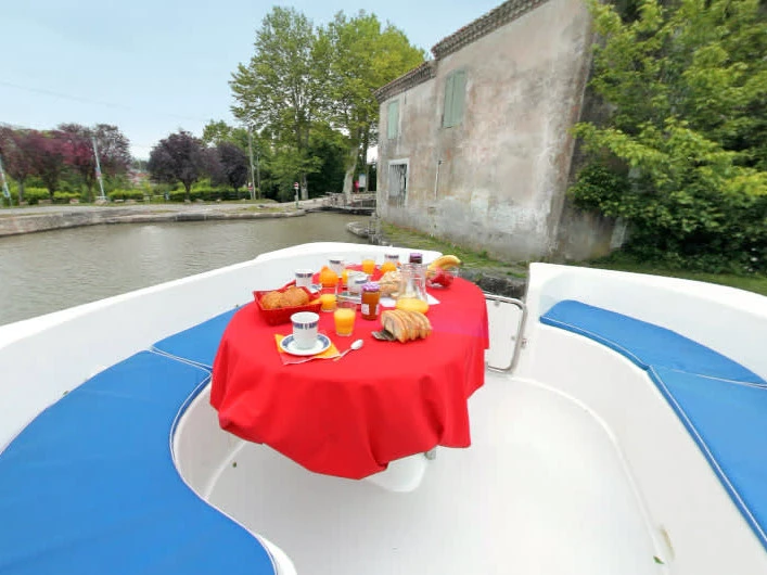Bareboat Rental Motorboat Le Boat with a boat licence