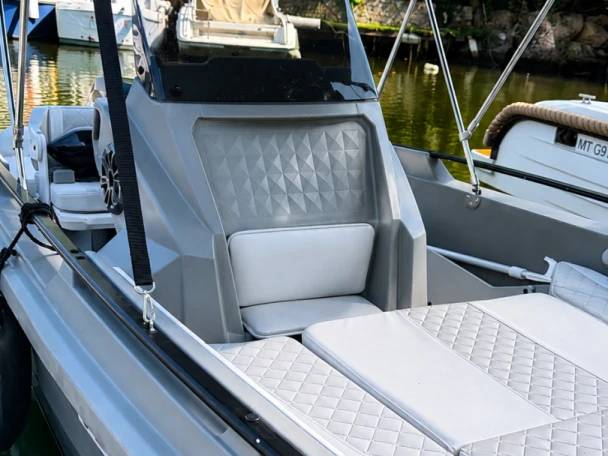 ROTO Hydra 460 in Mandelieu-la-Napoule on SamBoat