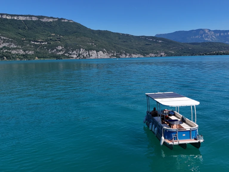 Rent a France pontoon 580 France