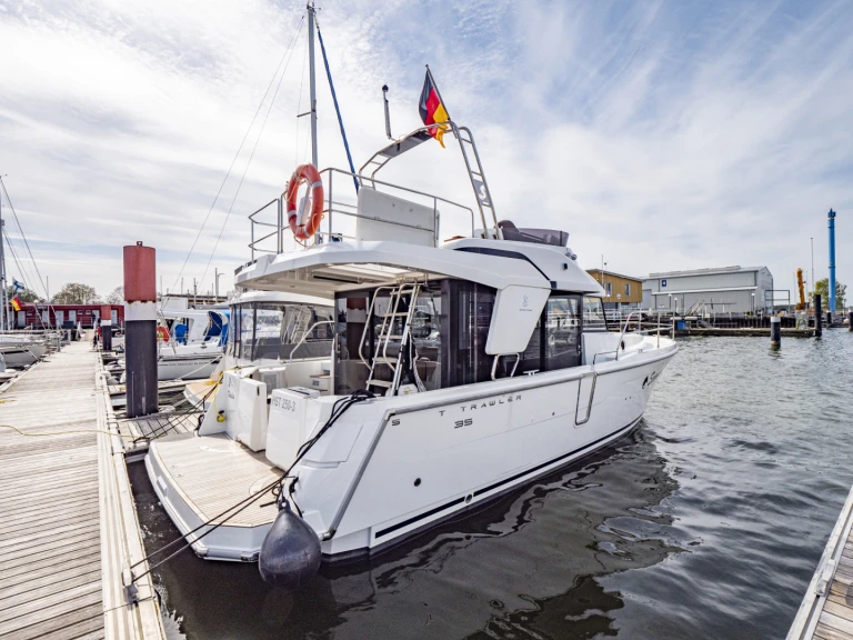 Bareboat Rental Houseboat Bénéteau with a boat licence
