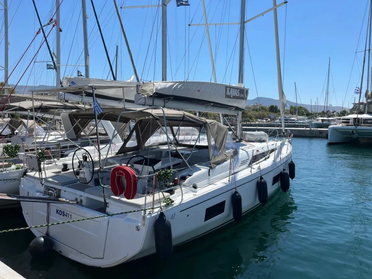 Boat rental Bénéteau Oceanis 47 - 5 cab. in Alimos on Samboat