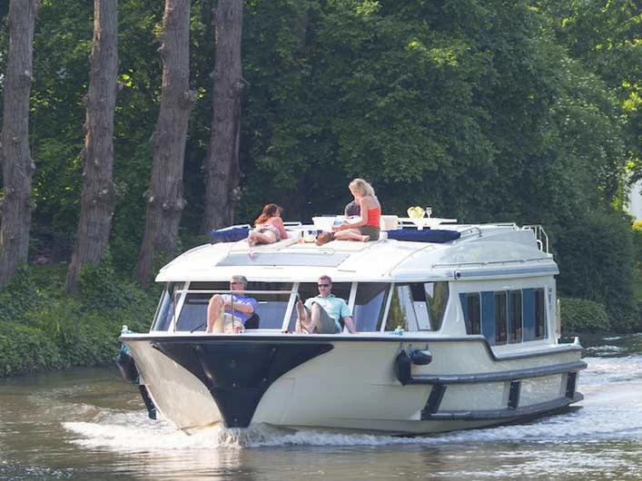 Yacht charter Homps cheap Vision3 Master
