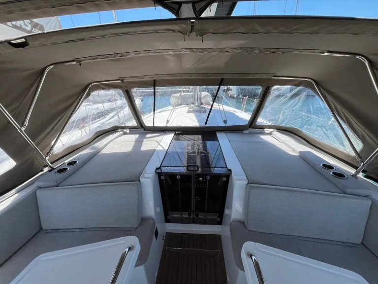 Bénéteau Oceanis 47 - 5 cab. in Alimos on SamBoat