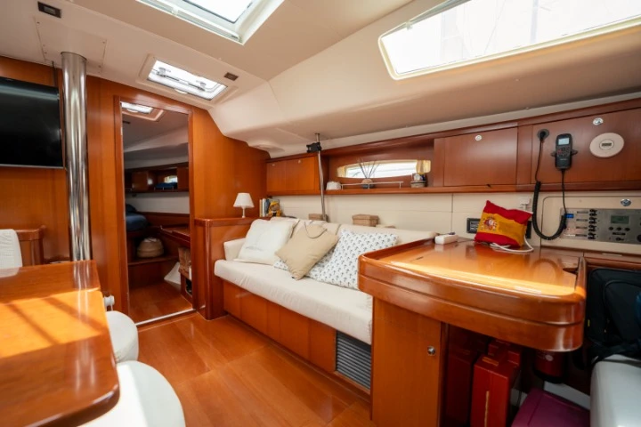 Sailboat for rent Combarro at the best price