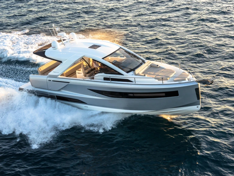 Jeanneau DB 37 in Port Cogolin on SamBoat