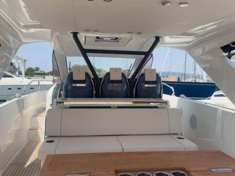 Yacht charter Port Cogolin cheap DB 37