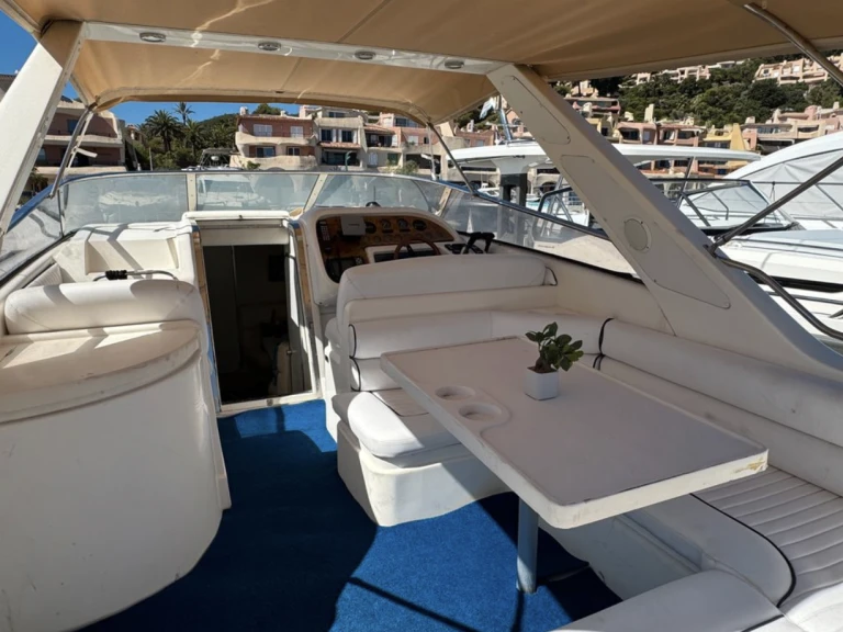 Bareboat Rental Motorboat Sunseeker with a boat licence