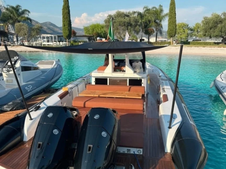 Bareboat Rental Motorboat Pirelli with a boat licence