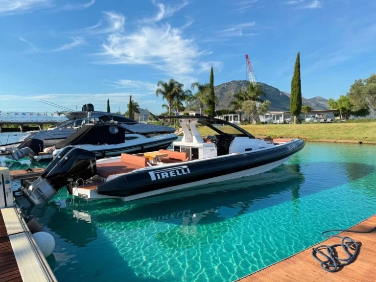 Motorboat for rent Cannigione at the best price