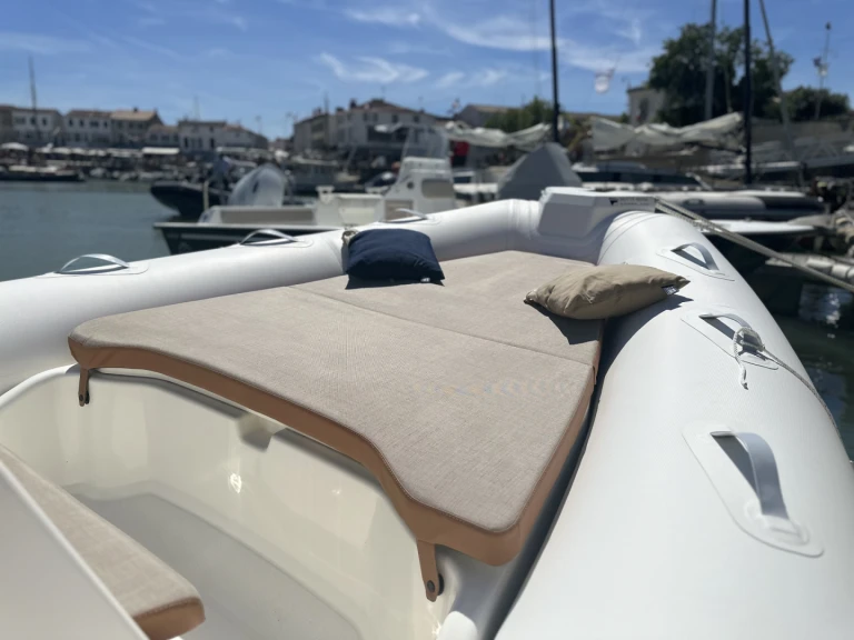 Yacht charter La Flotte cheap Medline 7.5