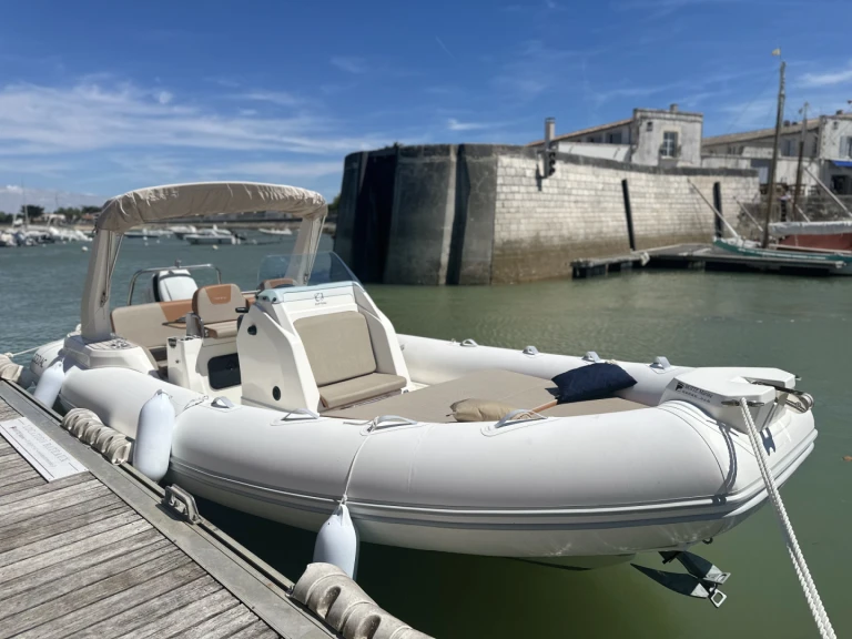 Boat rental Zodiac Medline 7.5 in La Flotte on Samboat