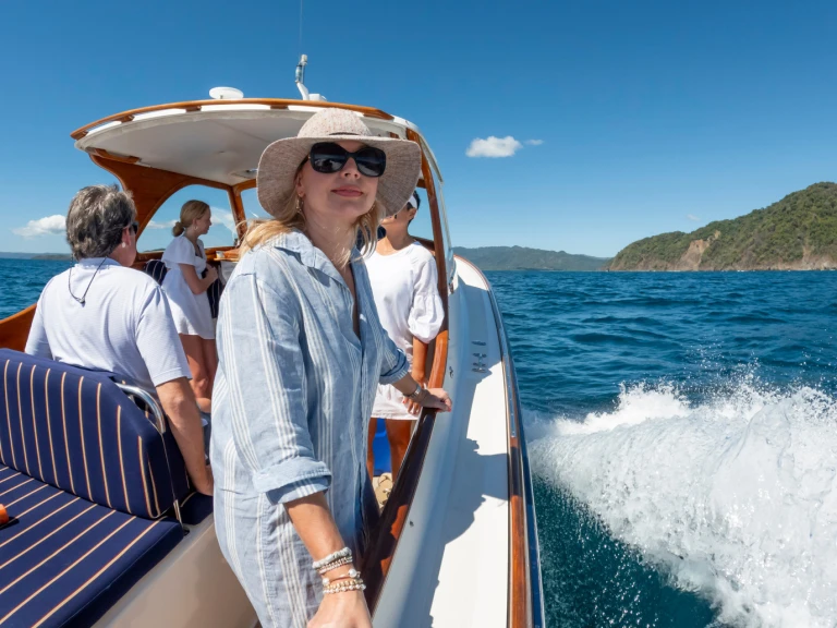 Yacht charter Bahía Herradura cheap custom