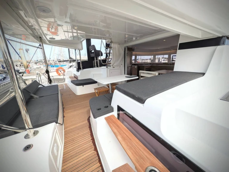 Boat rental Lagoon Lagoon 43 in Bonifacio on Samboat