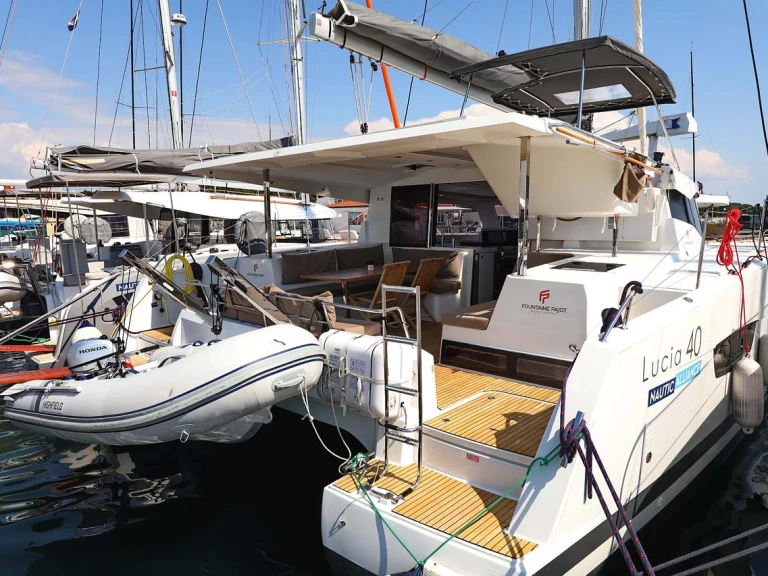 Catamaran rental in Pula - Fountaine Pajot Lucia 40