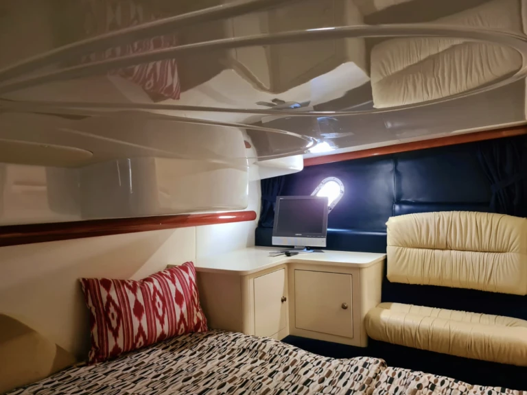Bareboat Rental Luxury Yacht Cranchi with a boat licence