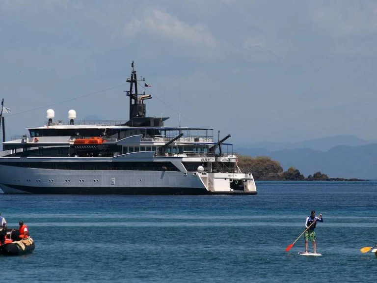 Bareboat Rental Luxury Yacht Custom with a boat licence