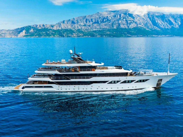 Bareboat Rental Luxury Yacht Custom with a boat licence