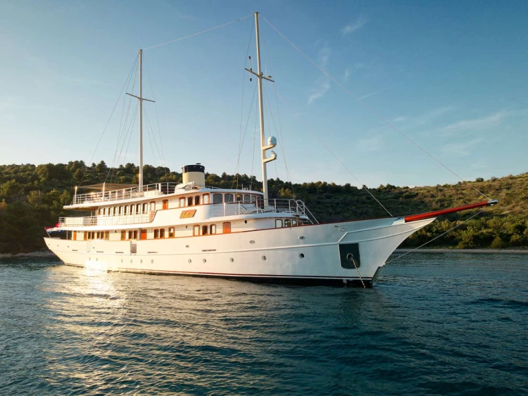Bareboat Rental Luxury Yacht Custom with a boat licence