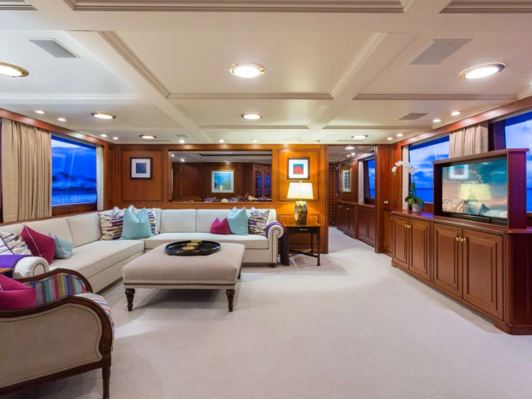 Luxury Yacht for rent Nassau at the best price
