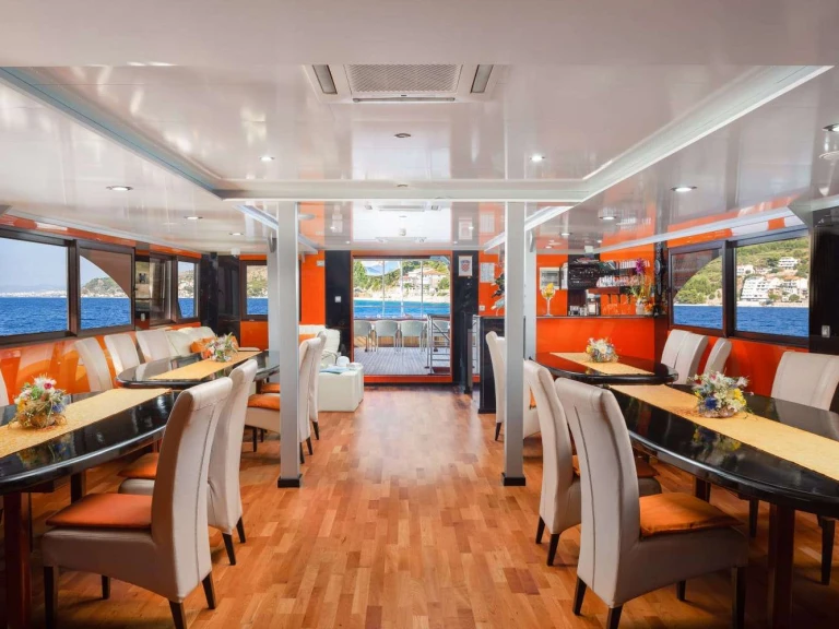 Bareboat Rental Luxury Yacht Brodosplit with a boat licence