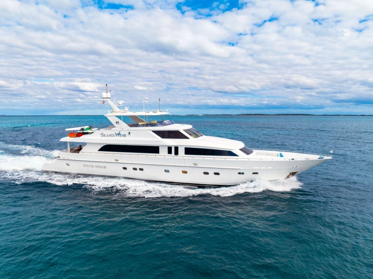 Yacht charter Nassau cheap BRANDI-WINE