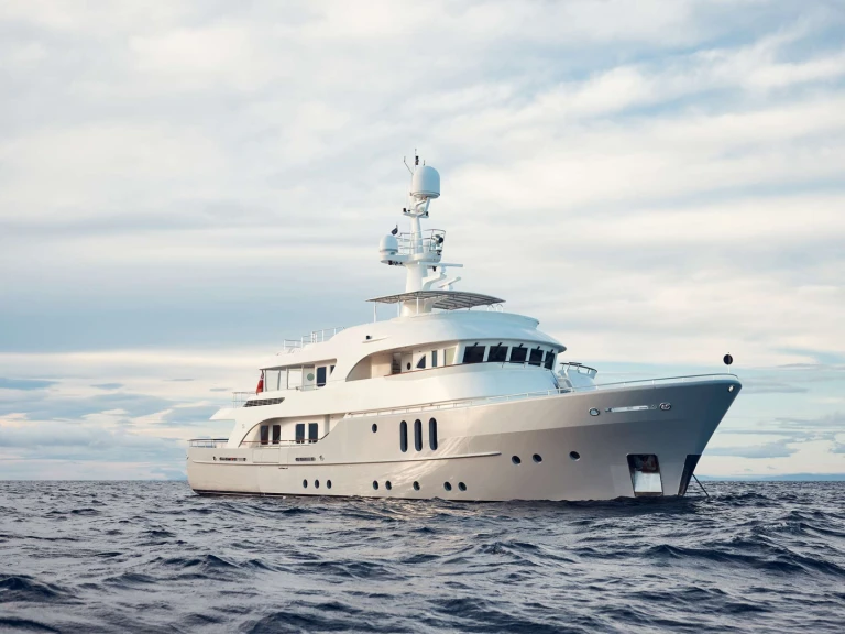 Luxury Yacht rental with or without captain Moonen Cairns