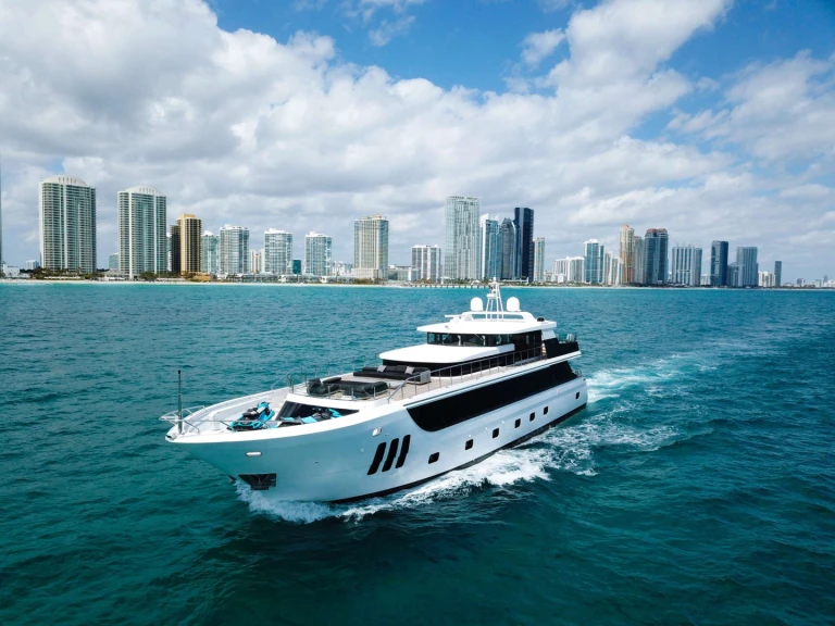 Luxury Yacht for rent Aventura at the best price