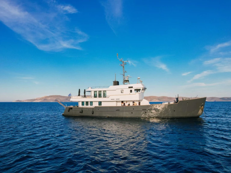 Luxury Yacht rental with or without captain Custom Line Lávrio