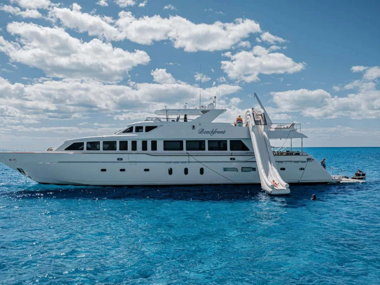 Boat rental  BEACHFRONT in Nassau on Samboat