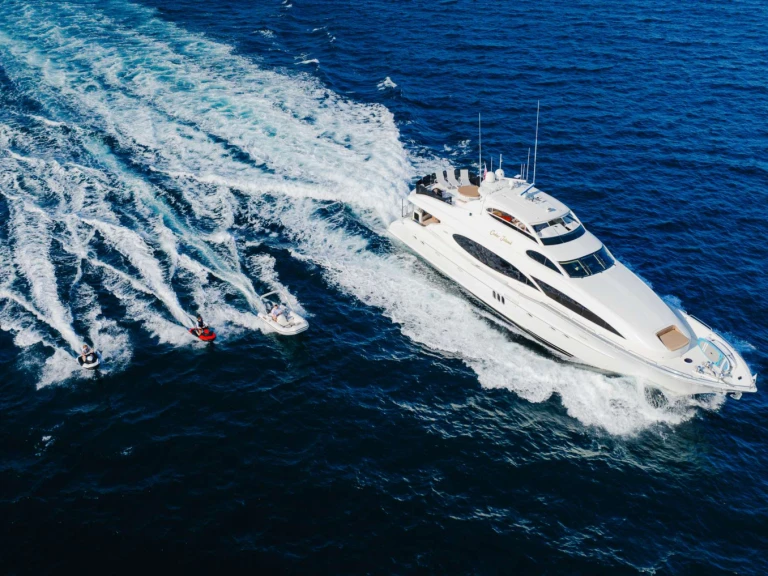 Bareboat Rental Luxury Yacht Lazzara with a boat licence