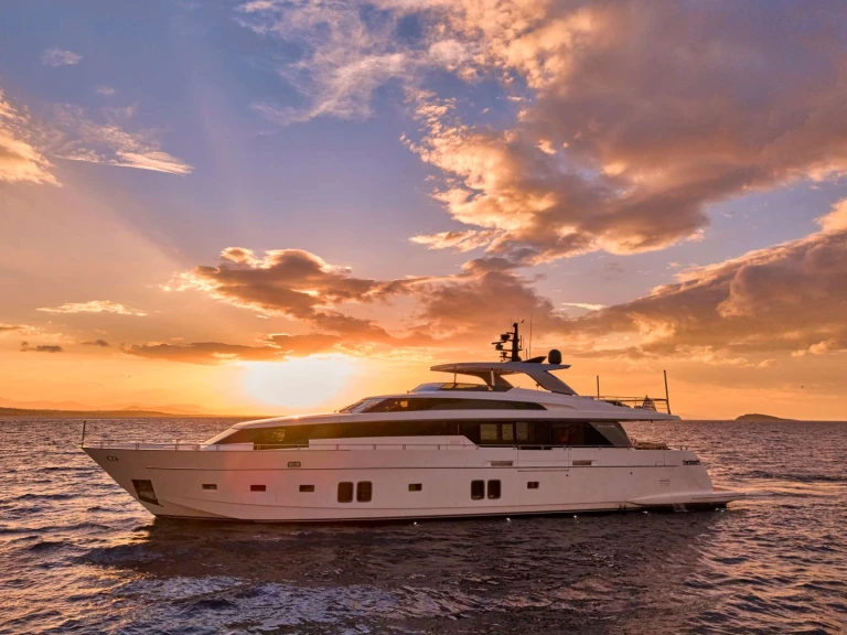 Luxury Yacht for rent Athens at the best price