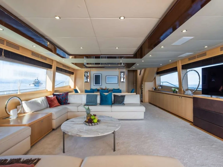 Bareboat Rental Luxury Yacht Princess, UK with a boat licence