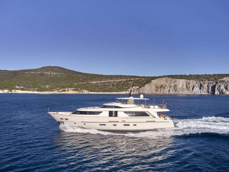 Bareboat Rental Luxury Yacht San Lorenzo with a boat licence